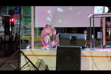 Momus live