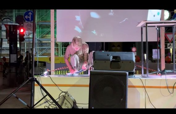 Momus live