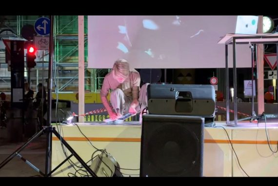 Momus live