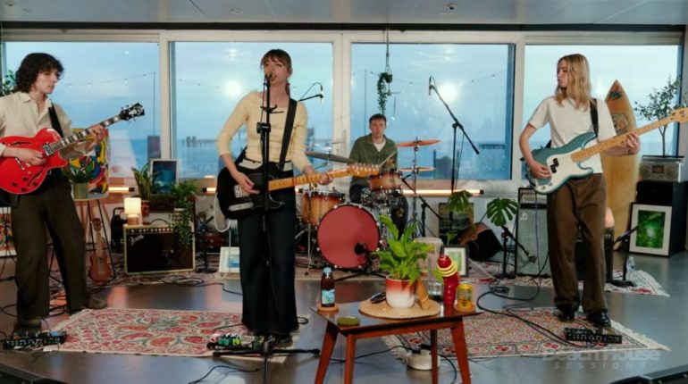 FR Ignorer les liens de navigation Créer 9+ Image d'avatar Chloe Slater - Live From The Beach House